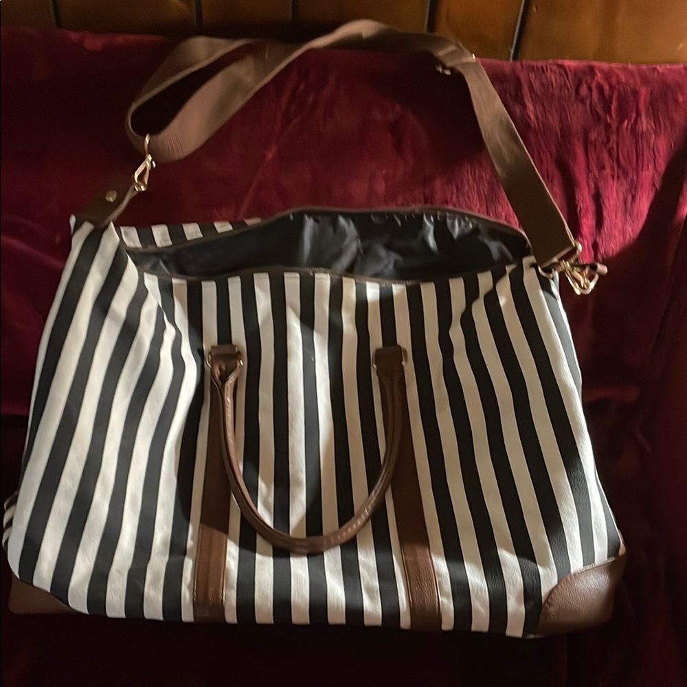 Striped Black and White Tote Bag with Brown Accents Hulu darhma